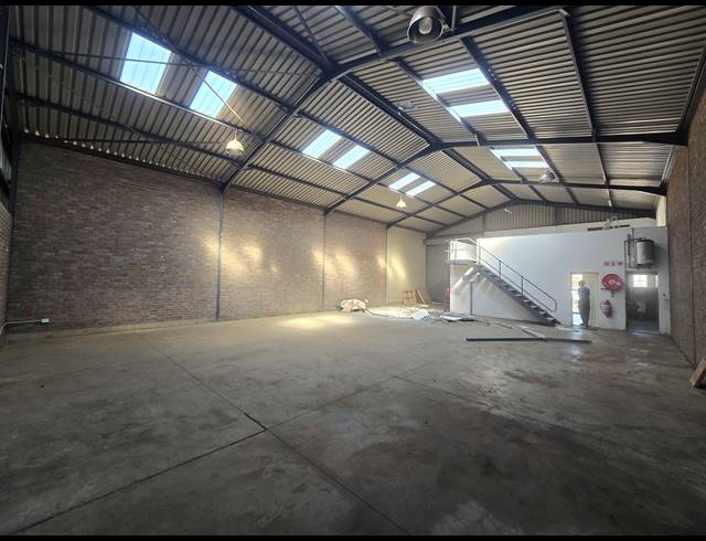 280M² WAREHOUSE TO LET IN ANDERBOLT